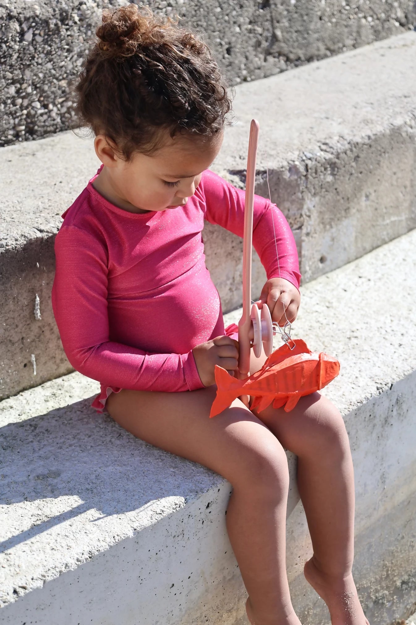 maillot-bain-bebe-fille-alba-framboise-poisson-plage