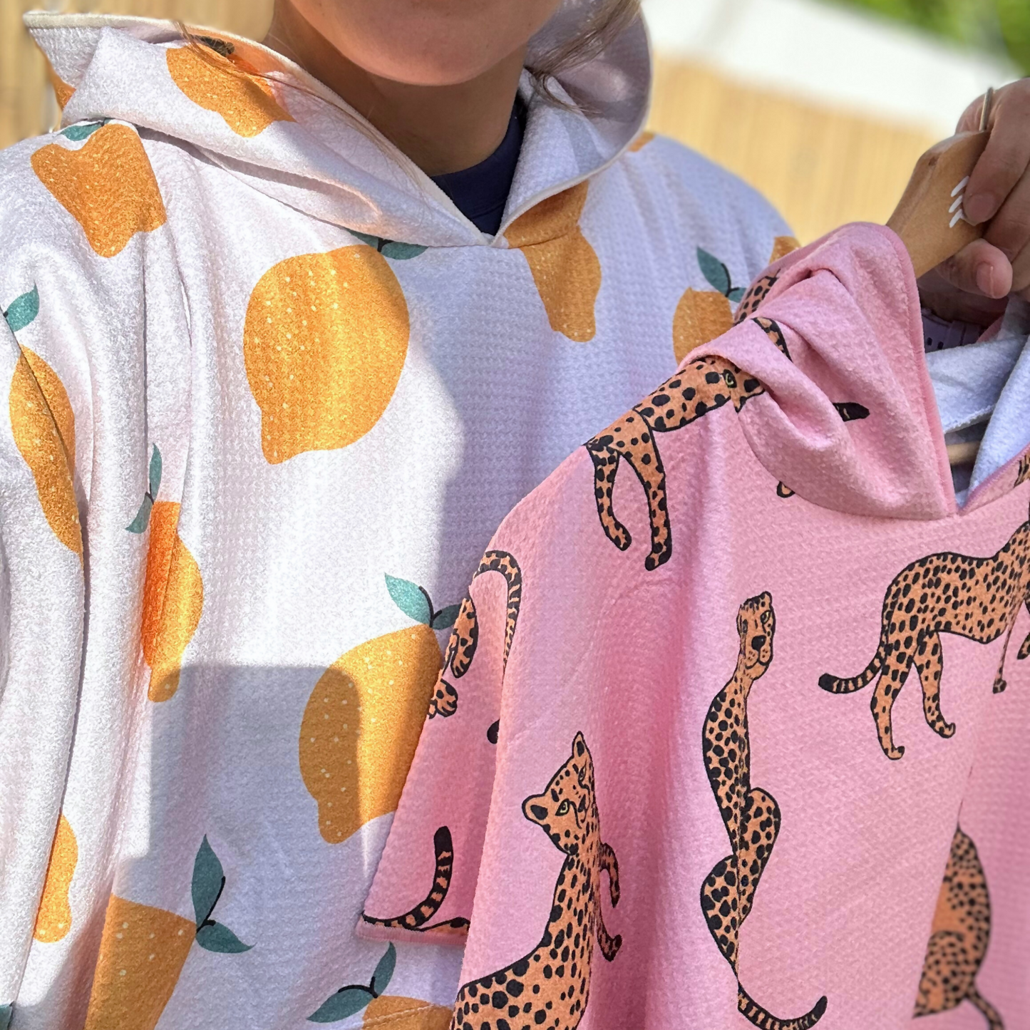 Poncho_adulte_rose_motifs_l_opard (1)