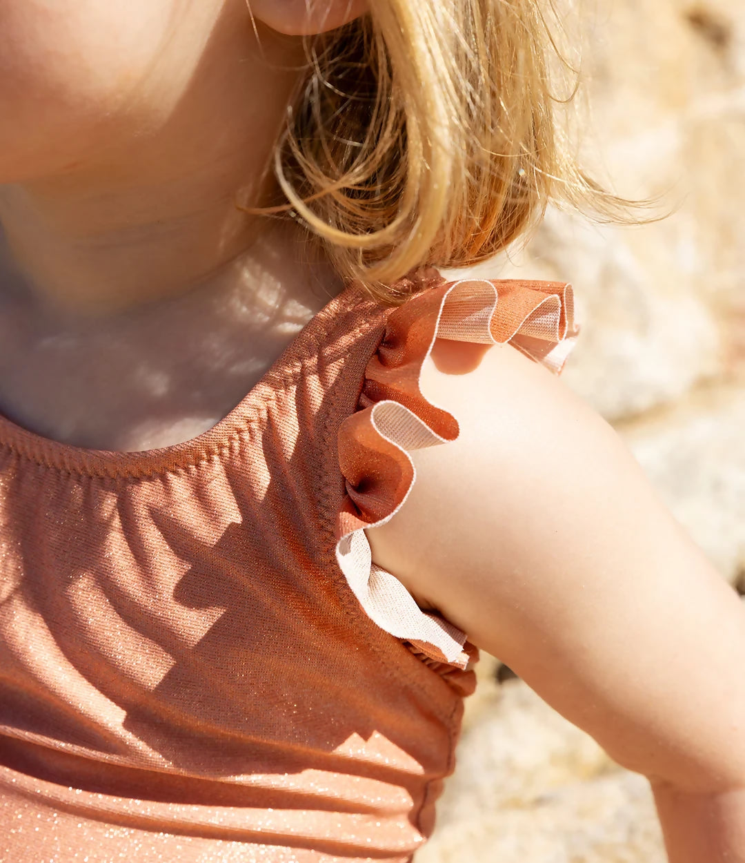 Bebe_fille_detail_Maillot_antiuv_loumio_rose_scintillant