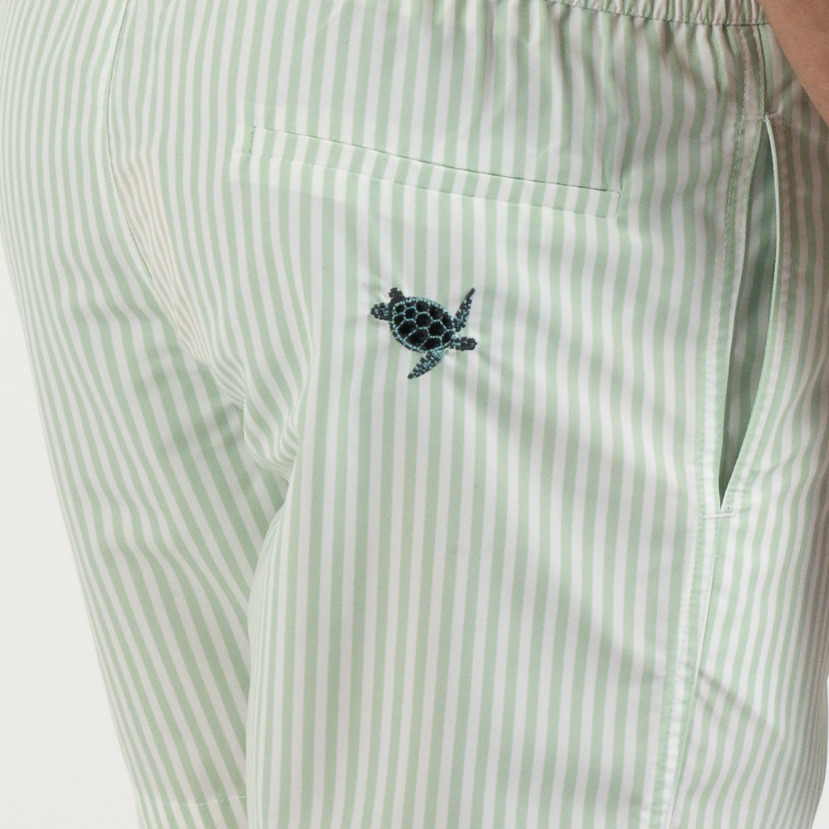 maillot-de-bain-homme-vert-rayé-broderie-tortue-zoom