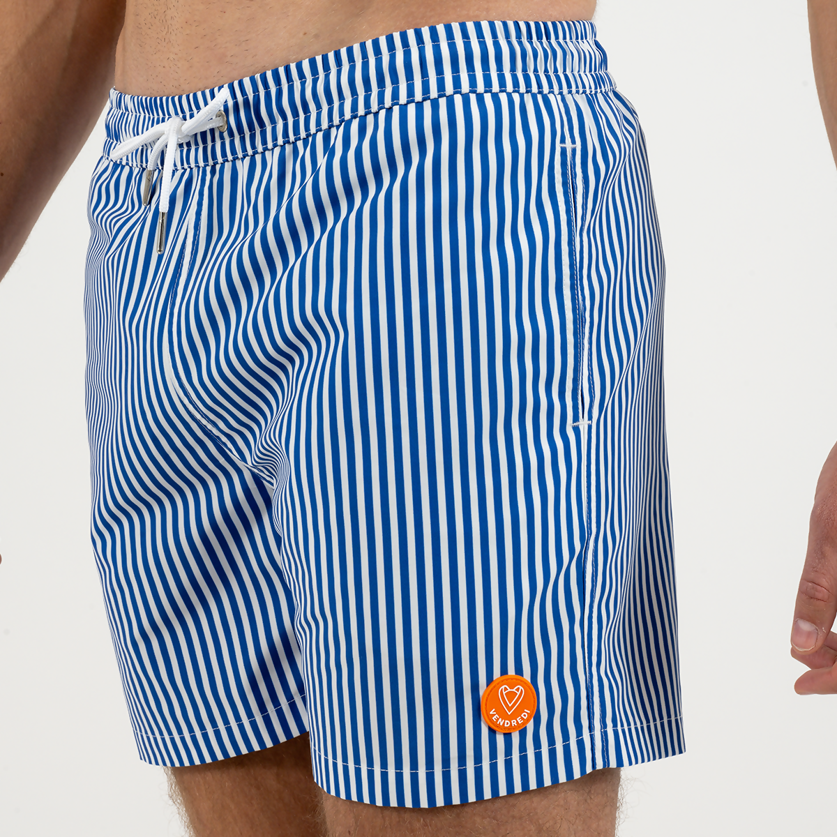 maillot-de-bain-homme-bleu-rayé-broderie-poisson-profil