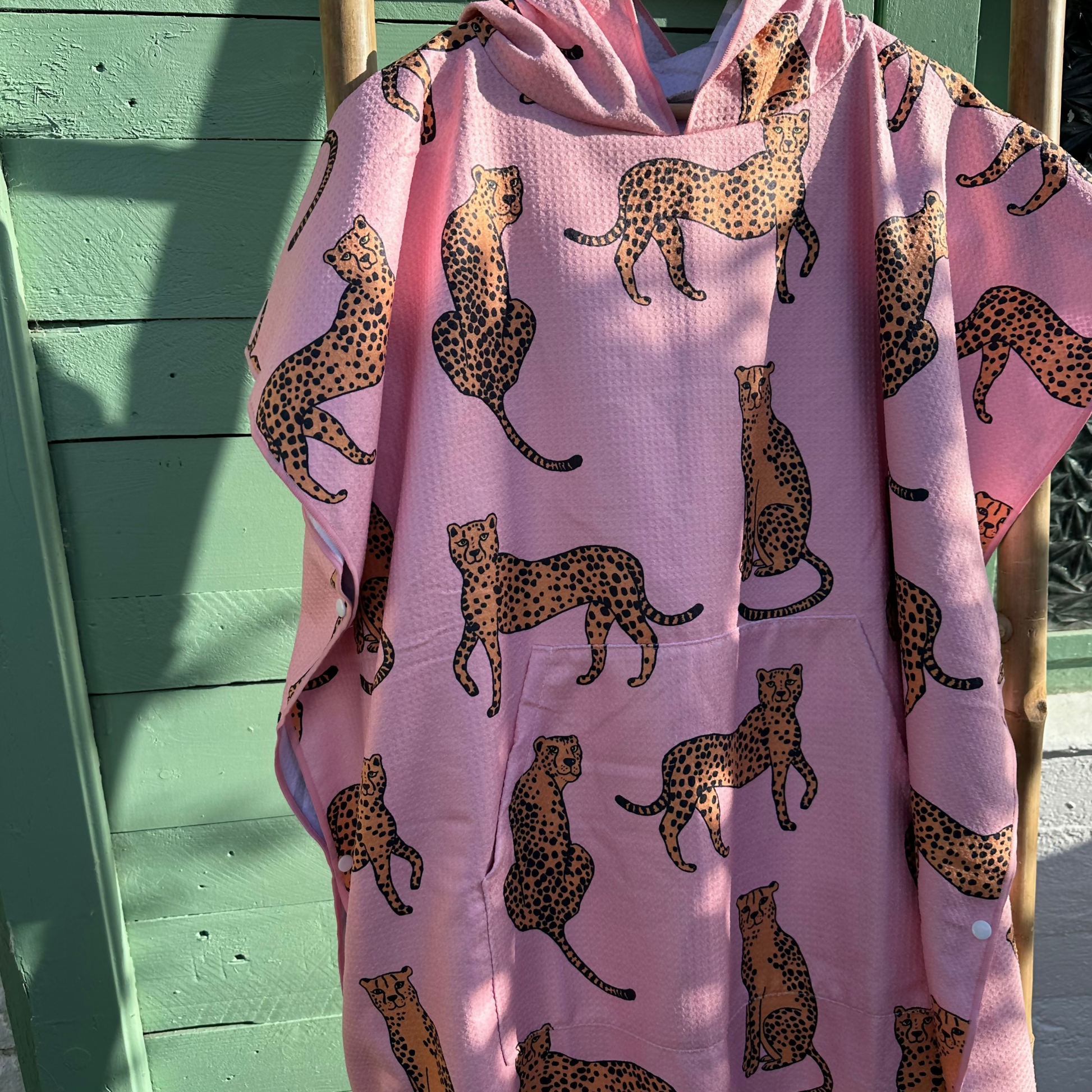 Poncho_adulte_motifs_l_opard_microfibre_anti-sable (1)