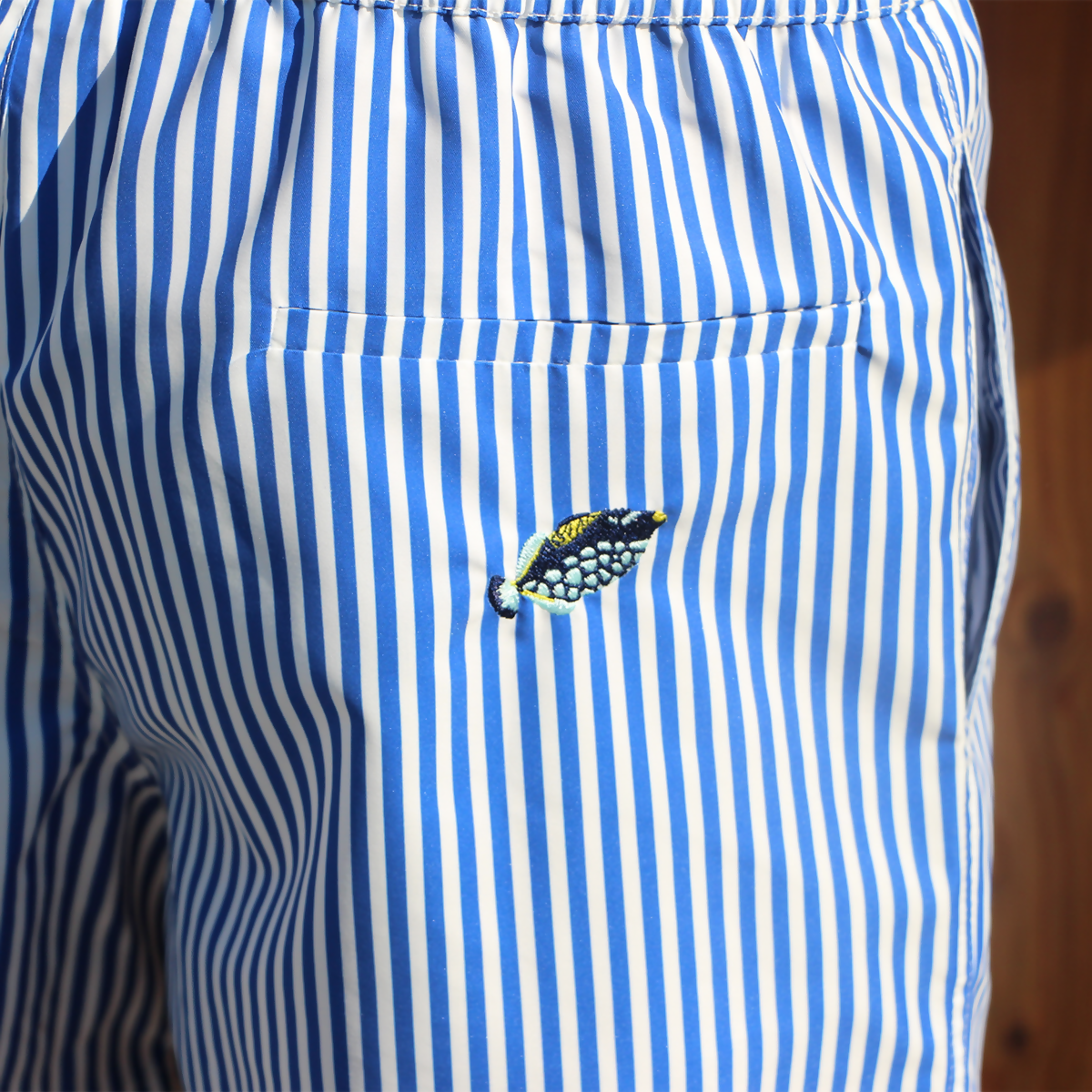 maillot-de-bain-homme-bleu-rayé-broderie-poisson-zoom-ambiance