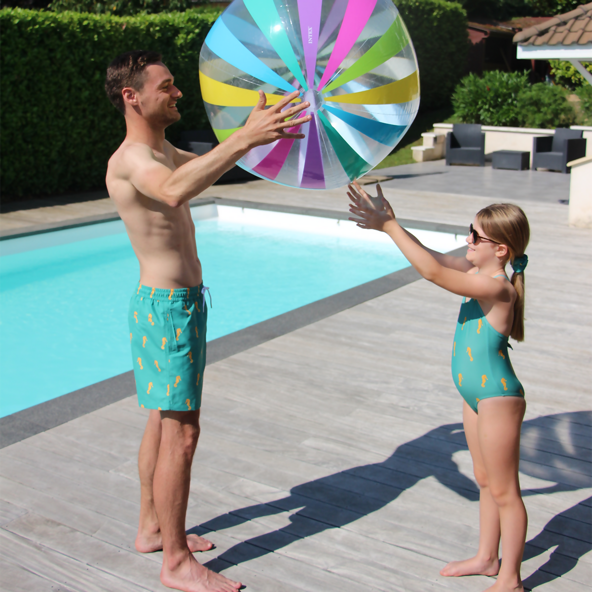 maillot-de-bain-homme-vert-motif-hippocampe-profil-piscine